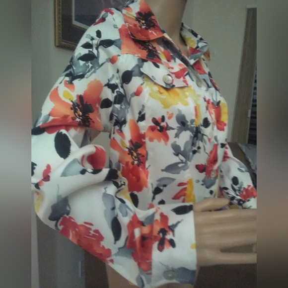 BNWOT LADIES SZ. XL SATINY FLORAL BLOUSE BY LINEAR W ZZ/ TOP POCKETS - Picture 2 of 4